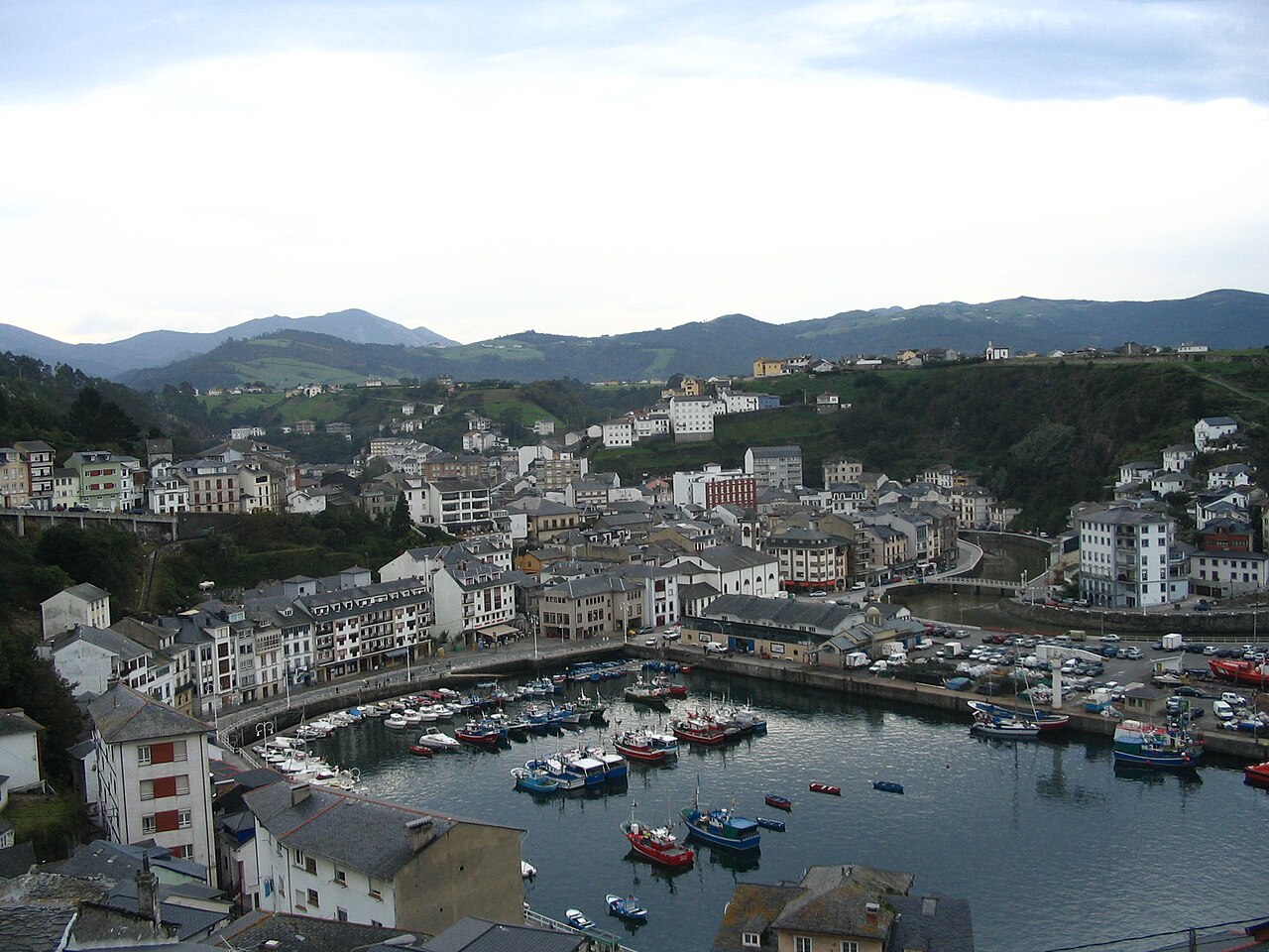 Faro e cemitério de Luarca