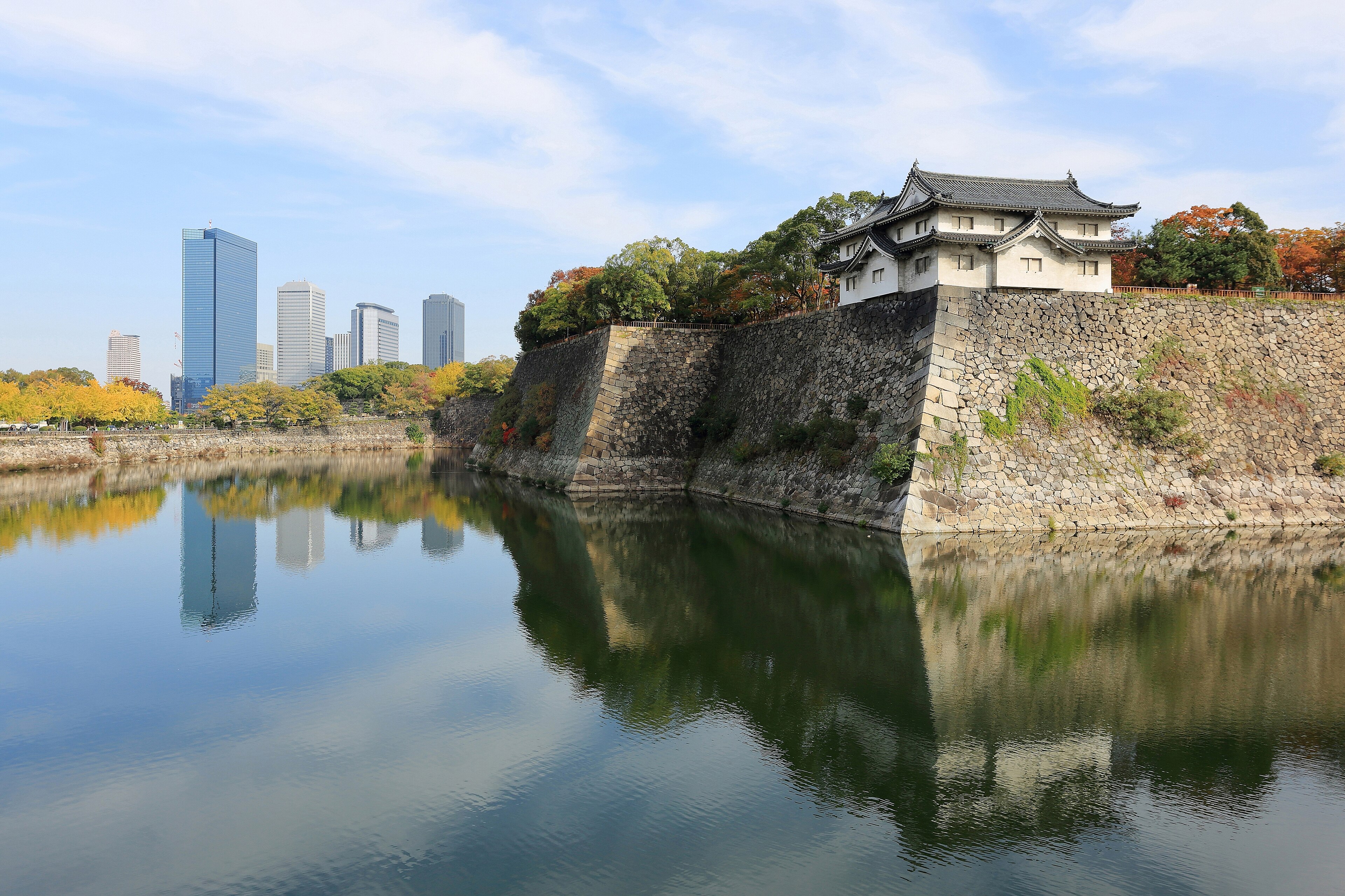 Castelo de Osaka e o jardim Nishinomaru