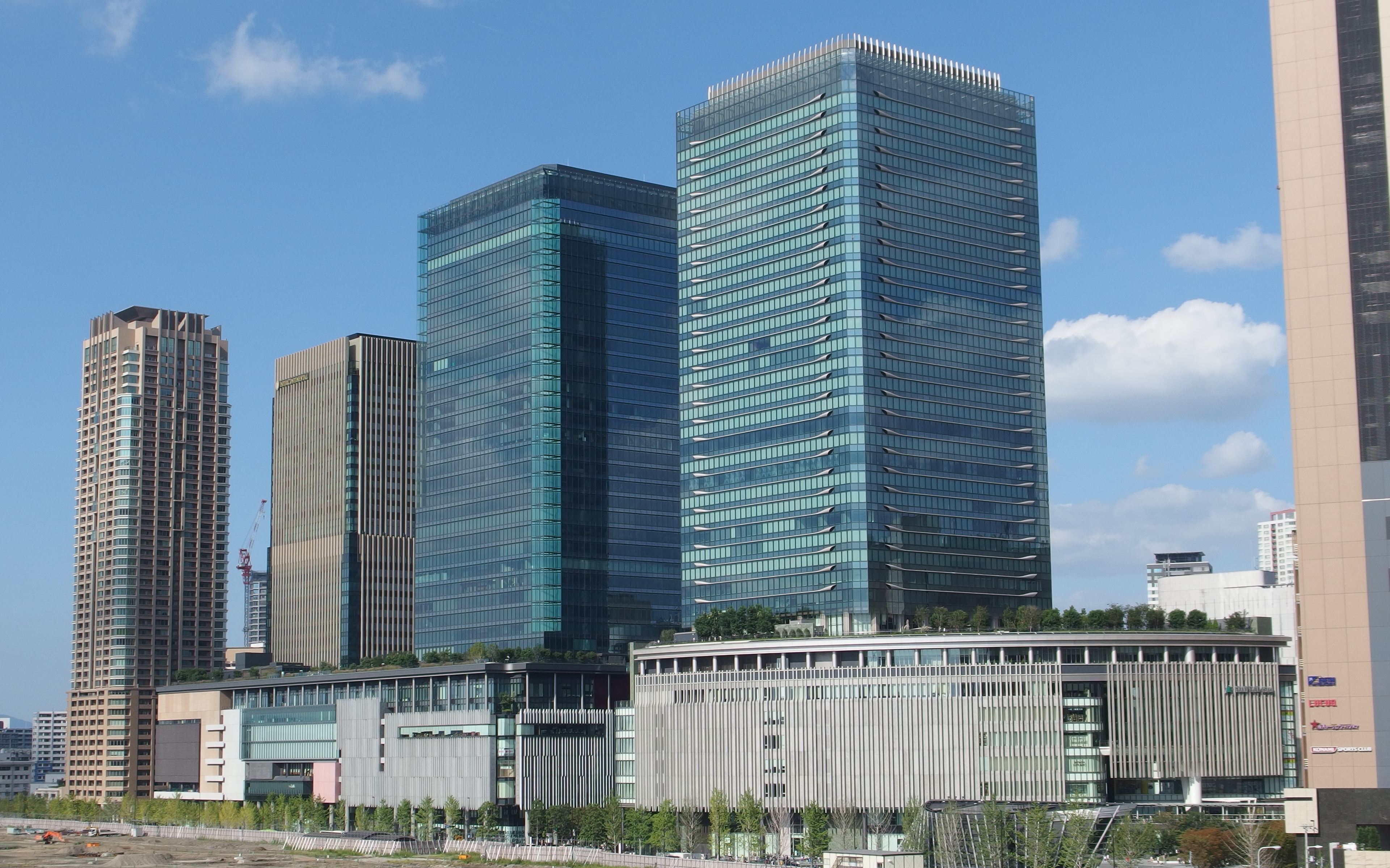 Grand Front Osaka e Lucua, as galerias da estação