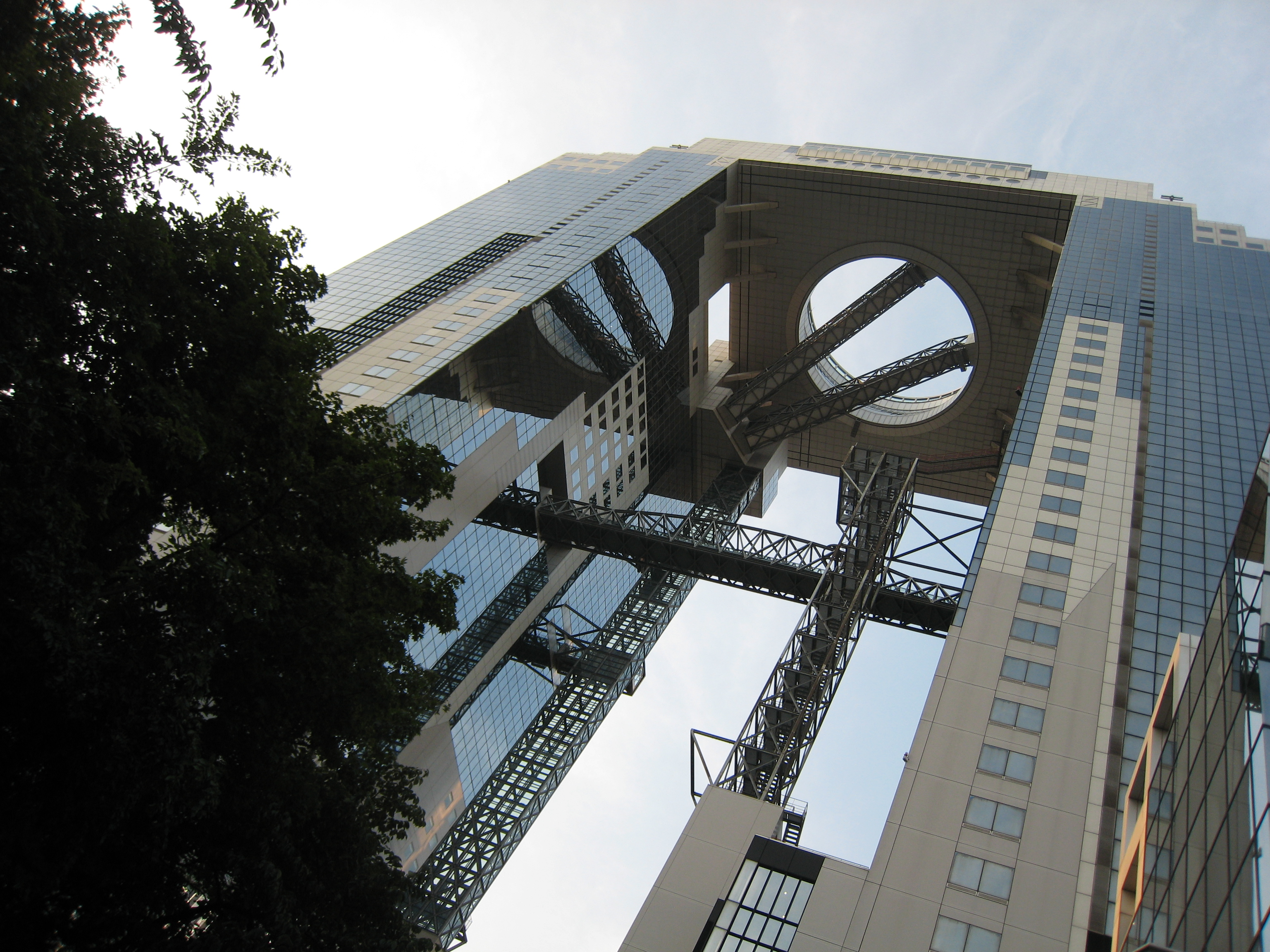 Umeda Sky Building e o Jardim Flutuante