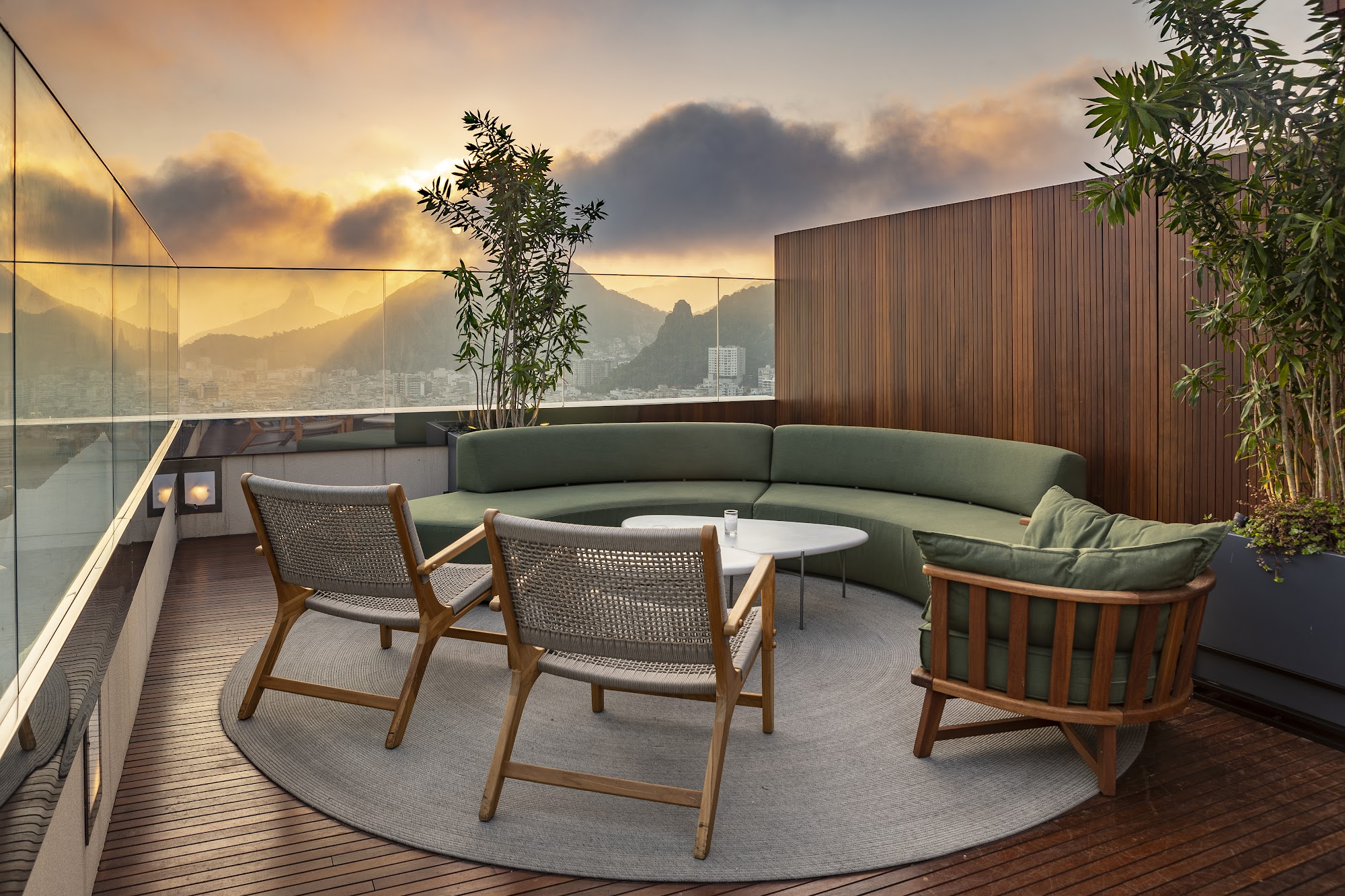Isabel Lounge