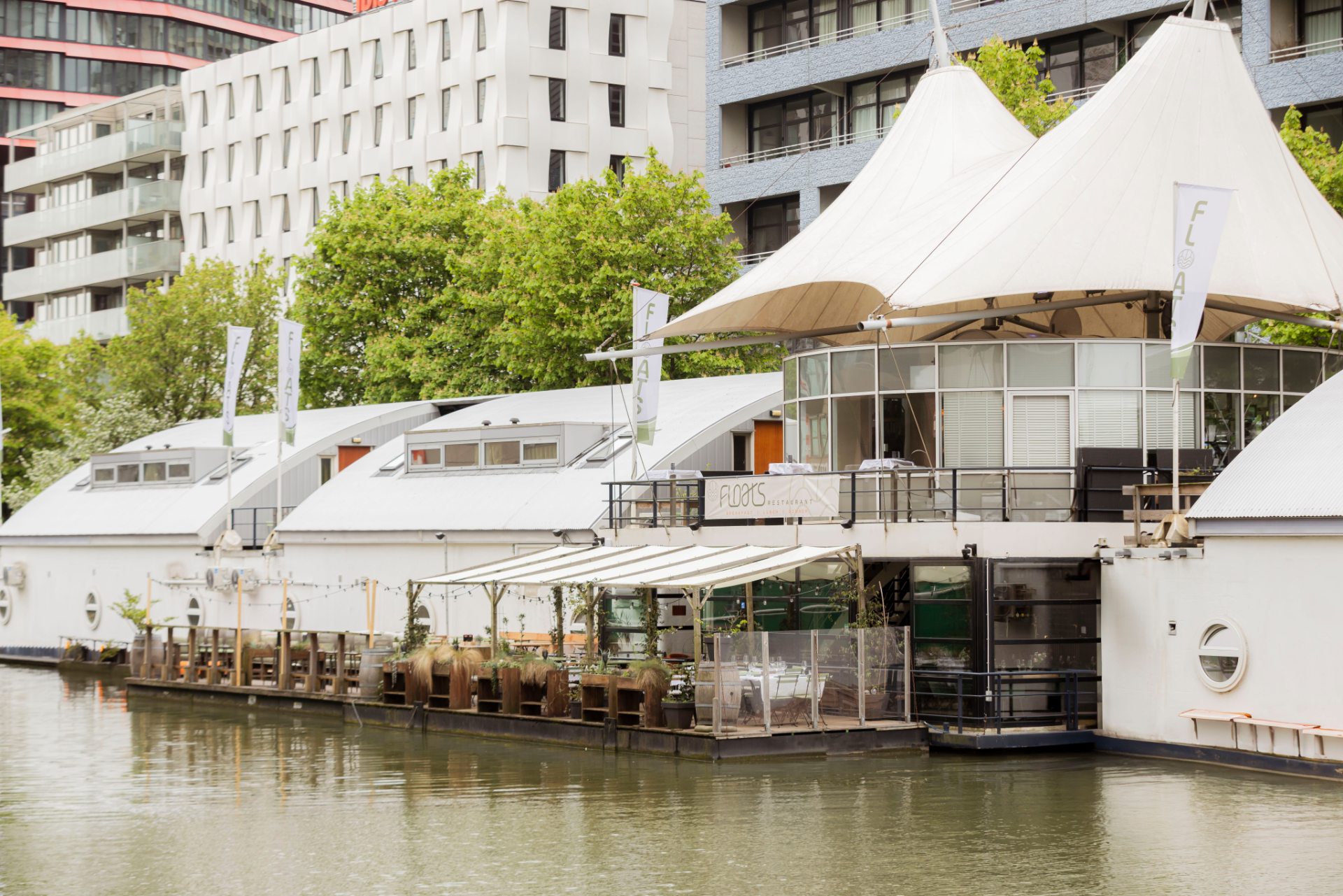 Picnic Boats do FLOATS by H2OTEL
